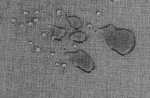 Wassertropfen perlen auf dem fleckenabweisenden und waschbaren Bezugsstoff ab