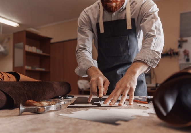 Polsterer bei der Handarbeit an einer Werkbank