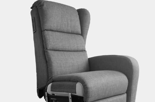 Sessel mit abgenommener Armlehne zeigt die abnehmbaren Elemente