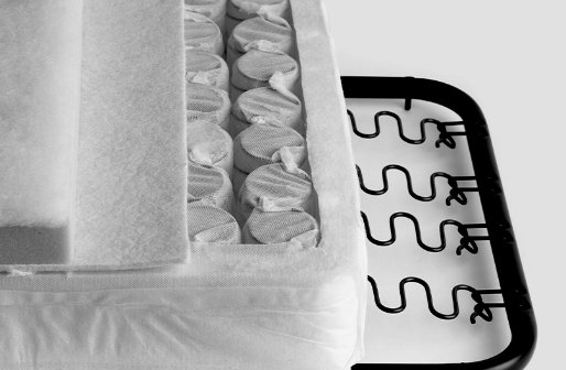 Querschnitt der Sitzfläche mit dreilagiger Polsterung und Federkern