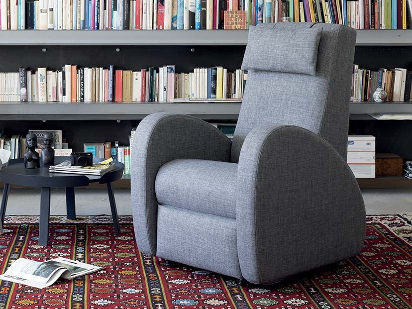 Sessel mit Aufstehhilfe im Wohnraum, passend gewählt für sicheren Alltag und leichteres Aufstehen