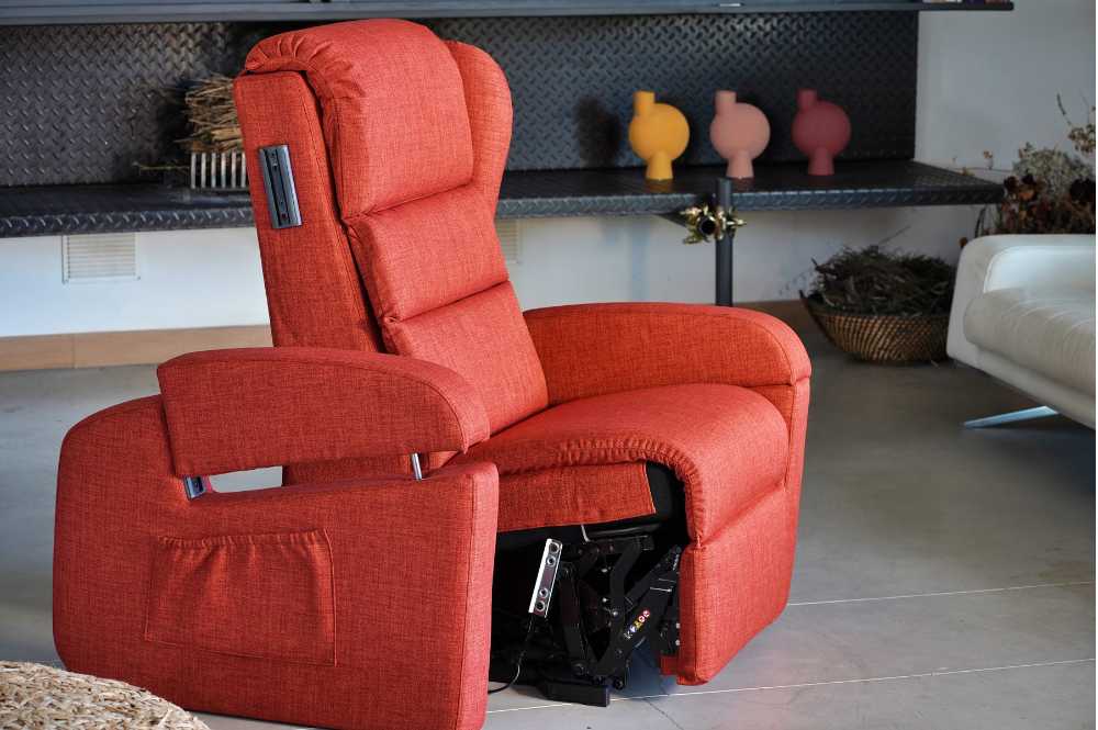 Made in Italy Sessel mit Aufstehhilfe in wohnlicher Umgebung, mit Fokus auf ruhige Linien und hohe Rückenlehne
