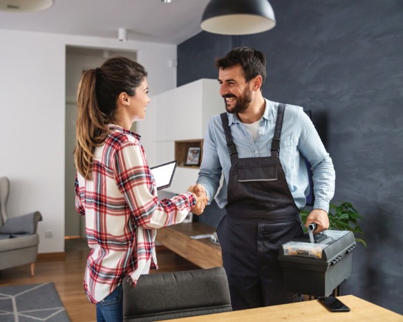 Sicherer Erstcheck bei einem Aufstehsessel mit Blick auf Kabel und Handbedienung